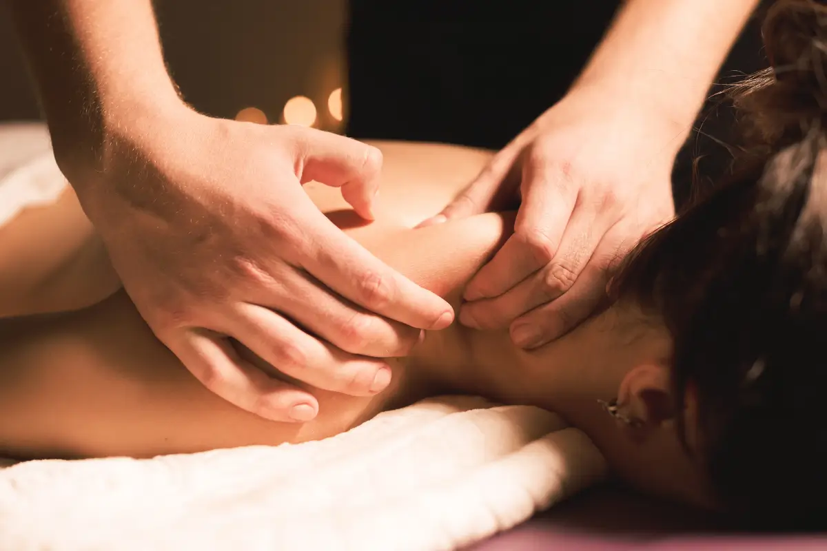 Massagem terapêutica com liberação miofascial para alívio de dores musculares