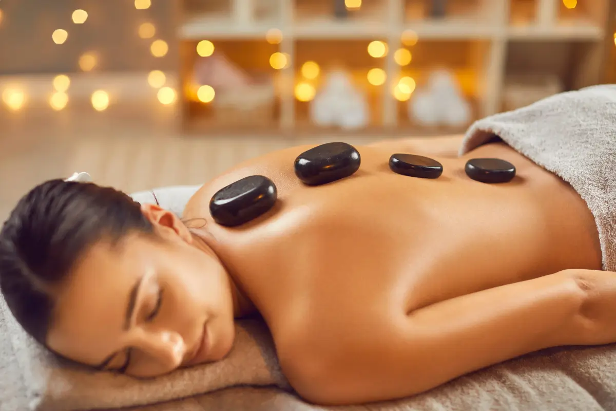 Massagem relaxante com pedras quentes para alívio do estresse e relaxamento profundo